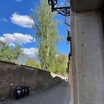 Ateliérový *