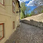 Ateliérový *