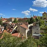 Ateliérový *